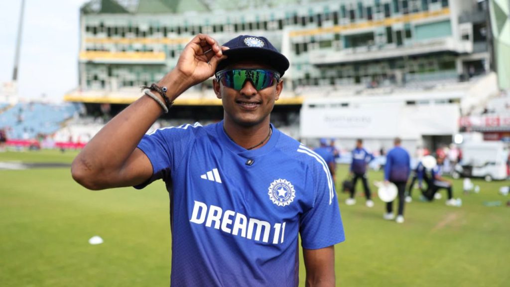 সাই সুদর্শন প্রথমবারের মতো টেস্ট ক্যাপ পেলেন চেতেশ্বর পুজারার হাত থেকে, ইংল্যান্ডের বিপক্ষে প্রথম টেস্টে ভারতের হয়ে তিন নম্বরে ব্যাট করবেন।